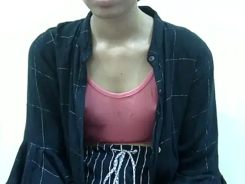 Snapshot of smallcuute chatting on 11.23.25 smallcuute online show from 11.23.25