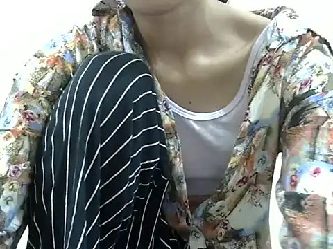 Snapshot of smallcuute chatting on 11.24.25 smallcuute online show from 11.24.25