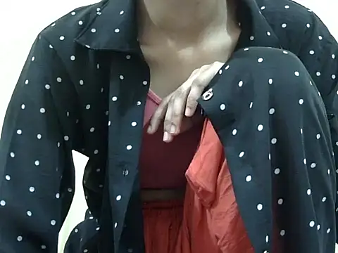 Snapshot of smallcuute chatting on 11.27.25 smallcuute online show from 11.27.25