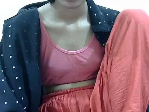 Snapshot of smallcuute chatting on 11.28.25 smallcuute online show from 11.28.25