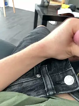 Snapshot of Loulou_2007 chatting on 10.01.25 Loulou 2007 online show from 10.01.25