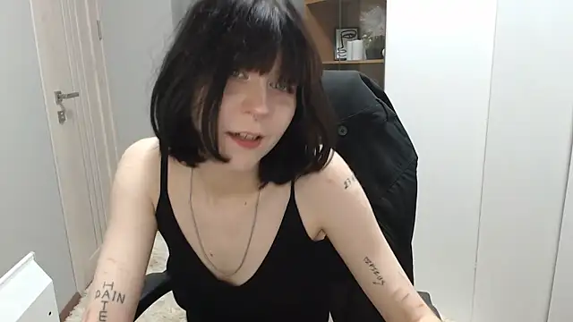 TinaQuiin online show from 10.10.25