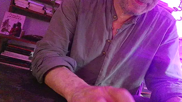 Snapshot of yvanbonar chatting on 10.19.25 yvanbonar online show from 10.19.25