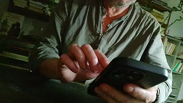 Snapshot of yvanbonar chatting on 10.21.25 yvanbonar online show from 10.21.25