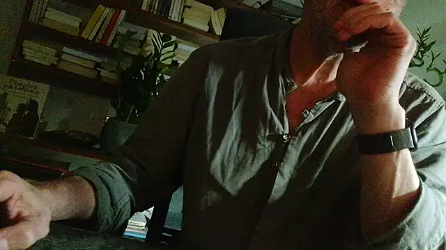 Snapshot of yvanbonar chatting on 10.21.25 yvanbonar online show from 10.21.25