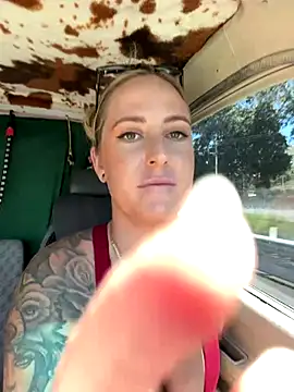 Snapshot of OdetteDelane chatting on 11.20.25 OdetteDelane online show from 11.20.25