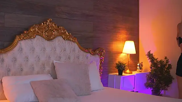 EllieRedd online show from 11.18.25