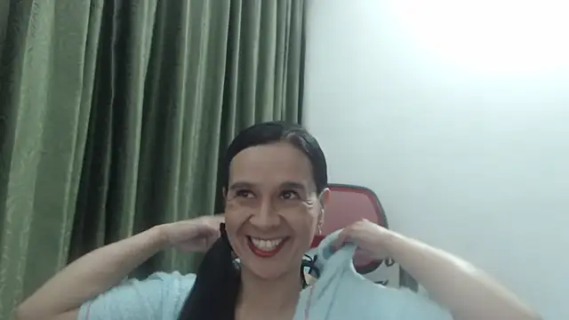 Snapshot of Aileendarkhot chatting on 12.19.25 Aileendarkhot online show from 12.19.25