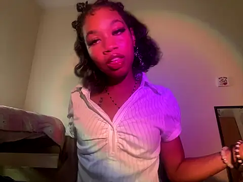 Snapshot of luvrgrllani chatting on 09.17.25 luvrgrllani online show from 09.17.25