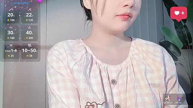 Snapshot of LINNIE05 chatting on 11.29.25 LINNIE05 online show from 11.29.25