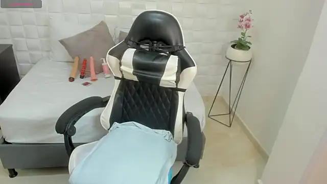 yulitza1025 online show from 11.28.25