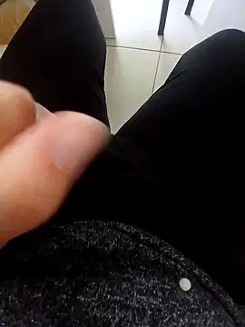 Snapshot of elisaelisa12 chatting on 09.21.25 elisaelisa12 online show from 09.21.25