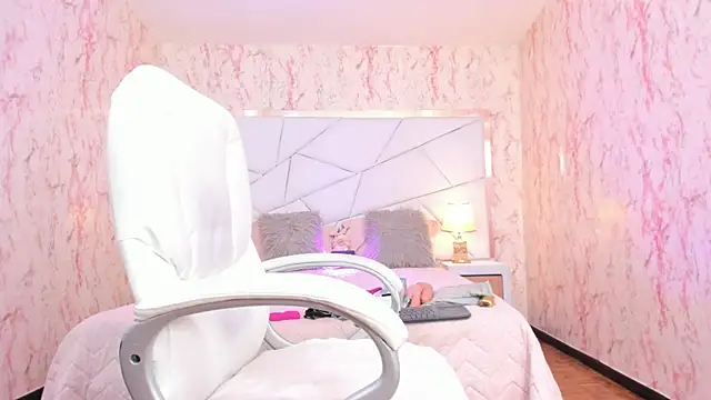 Emily Whinfre online show from 10.02.25