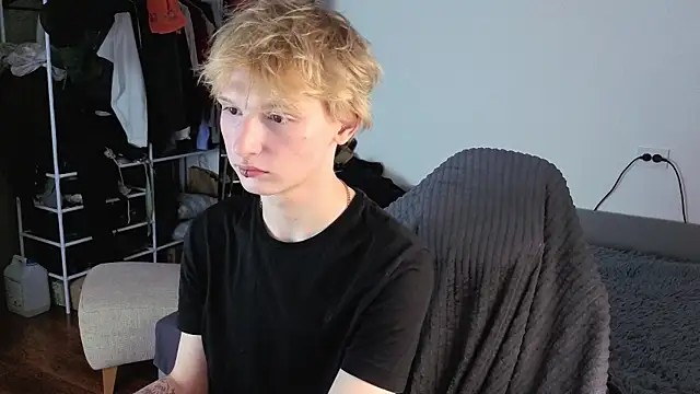 Snapshot of Your_avatar chatting on 10.22.25 Your avatar online show from 10.22.25