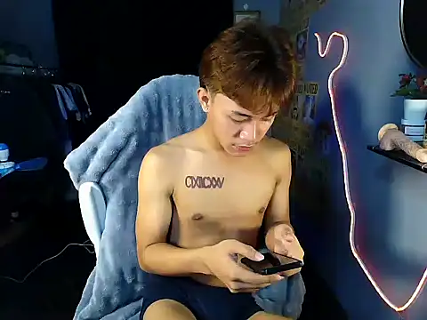 Snapshot of naughtyboyloy_0 chatting on 06.17.26 naughtyboyloy 0 online show from 06.17.26