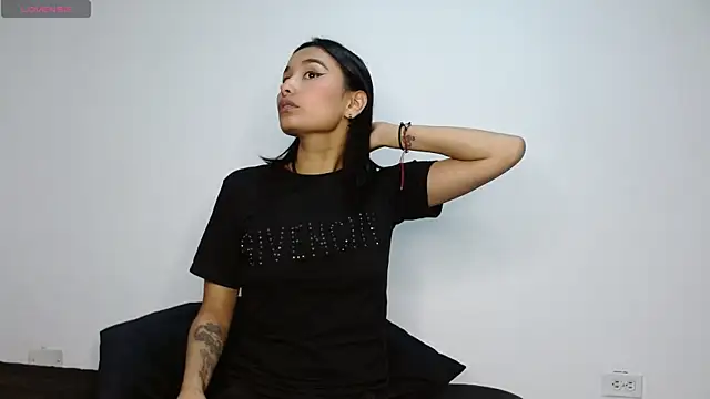 Snapshot of Gia_Lee chatting on 10.19.25 Gia Lee online show from 10.19.25