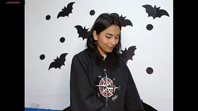 Snapshot of Gia_Lee chatting on 10.28.25 Gia Lee online show from 10.28.25