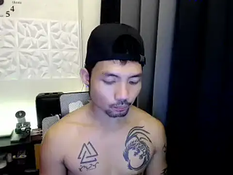 Snapshot of Thefriskyasian chatting on 10.02.25 Thefriskyasian online show from 10.02.25