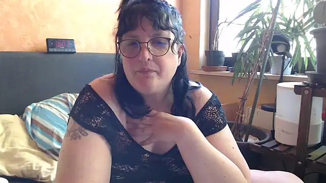 Snapshot of ladyfrombonn chatting on 04.19.26 ladyfrombonn online show from 04.19.26
