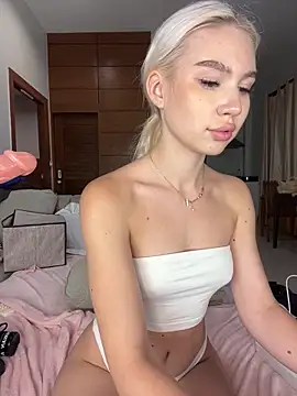 Snapshot of Kiss_Avrora_ chatting on 09.17.25 Kiss Avrora  online show from 09.17.25