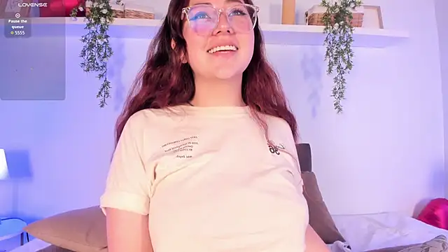 Nicolle Evanss  online show from 04.07.26