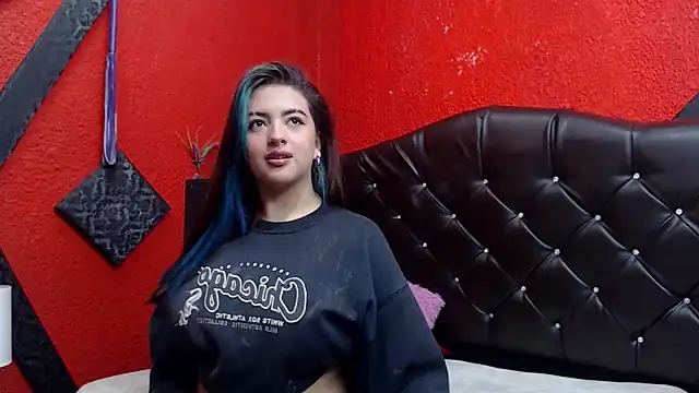 Snapshot of MaviceMur chatting on 11.19.25 MaviceMur online show from 11.19.25