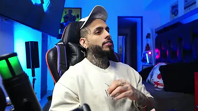 Snapshot of logan_hugh8 chatting on 02.02.26 logan hugh8 online show from 02.02.26