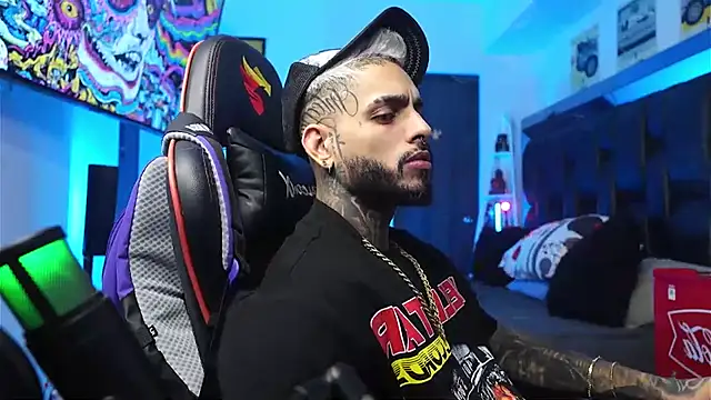 Snapshot of logan_hugh8 chatting on 02.12.26 logan hugh8 online show from 02.12.26