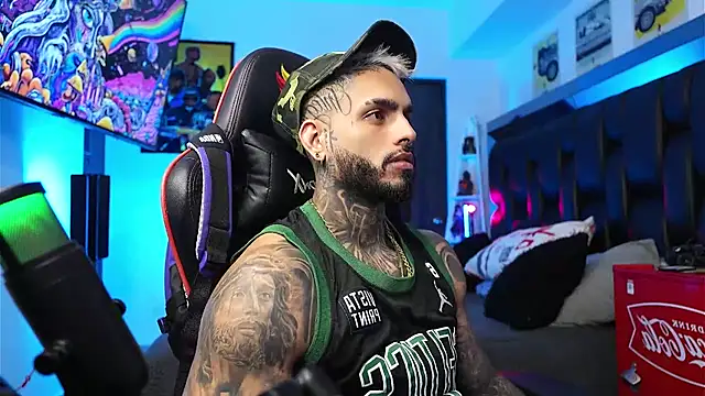 Snapshot of logan_hugh8 chatting on 02.13.26 logan hugh8 online show from 02.13.26