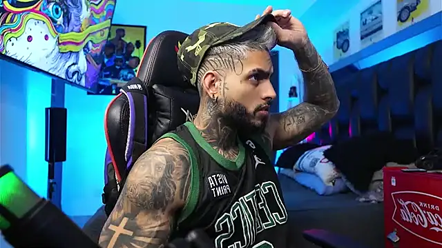 Snapshot of logan_hugh8 chatting on 02.14.26 logan hugh8 online show from 02.14.26