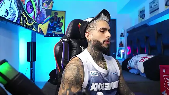 Snapshot of logan_hugh8 chatting on 02.15.26 logan hugh8 online show from 02.15.26