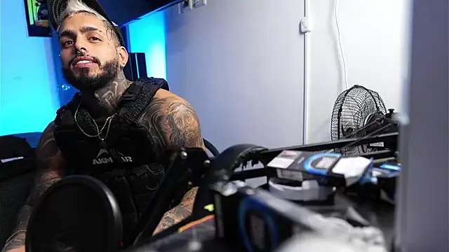 Snapshot of logan_hugh8 chatting on 02.18.26 logan hugh8 online show from 02.18.26