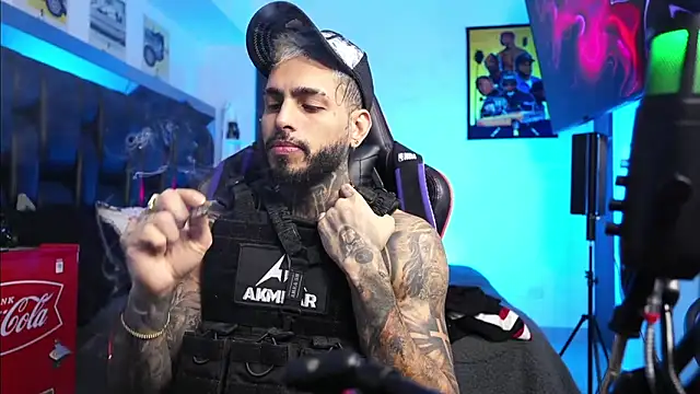 Snapshot of logan_hugh8 chatting on 02.21.26 logan hugh8 online show from 02.21.26