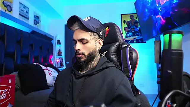 Snapshot of logan_hugh8 chatting on 02.24.26 logan hugh8 online show from 02.24.26