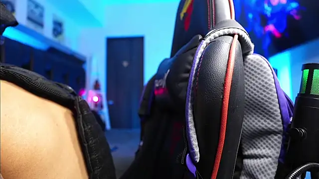 Snapshot of logan_hugh8 chatting on 02.26.26 logan hugh8 online show from 02.26.26