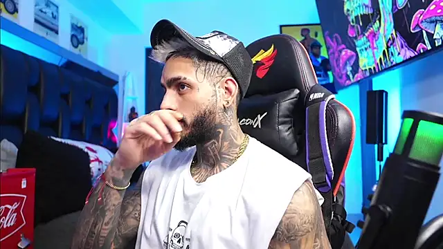 Snapshot of logan_hugh8 chatting on 02.26.26 logan hugh8 online show from 02.26.26