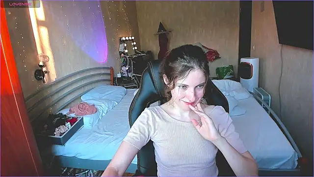 Snapshot of Agata_in_Wonderland chatting on 09.16.25 Agata in Wonderland online show from 09.16.25