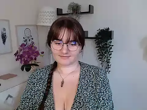 Snapshot of Julie_Diamond chatting on 09.19.25 Julie Diamond online show from 09.19.25