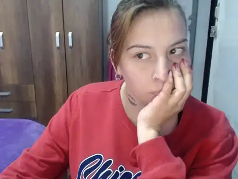 Snapshot of cloequeen15 chatting on 10.09.25 cloequeen15 online show from 10.09.25