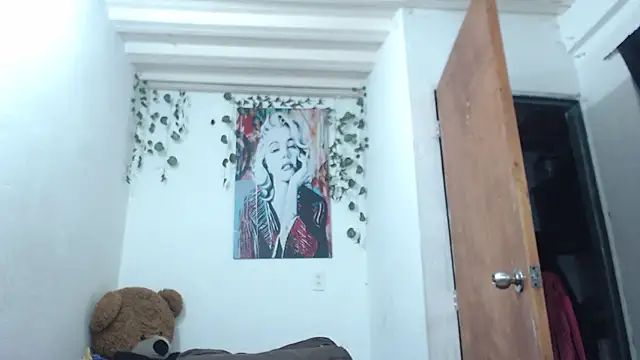 Snapshot of Samanta_milf84 chatting on 11.27.25 Samanta milf84 online show from 11.27.25