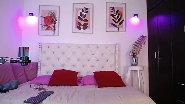 Snapshot of barbyehot chatting on 10.12.25 barbyehot online show from 10.12.25