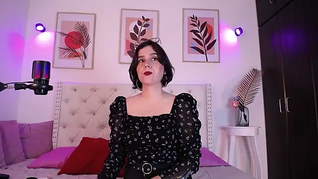 Snapshot of barbyehot chatting on 10.27.25 barbyehot online show from 10.27.25