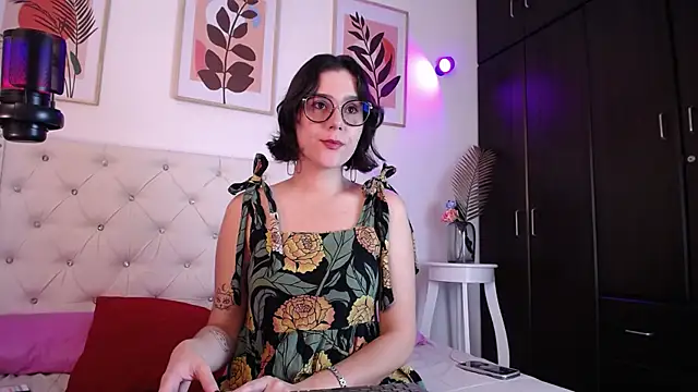 Snapshot of barbyehot chatting on 11.18.25 barbyehot online show from 11.18.25