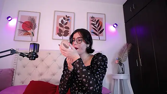 Snapshot of barbyehot chatting on 11.21.25 barbyehot online show from 11.21.25