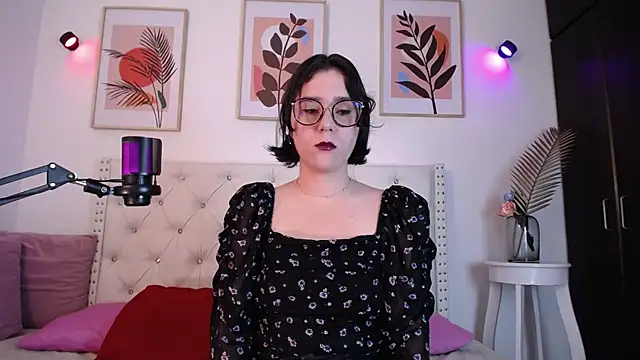 Snapshot of barbyehot chatting on 11.21.25 barbyehot online show from 11.21.25