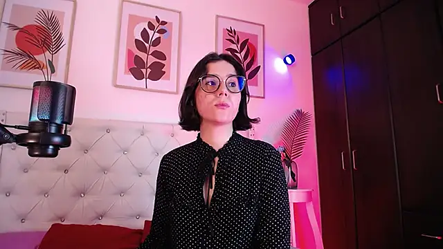 Snapshot of barbyehot chatting on 11.24.25 barbyehot online show from 11.24.25