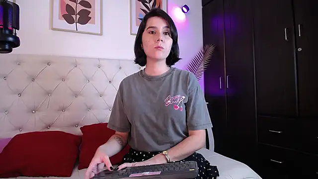 Snapshot of barbyehot chatting on 12.14.25 barbyehot online show from 12.14.25