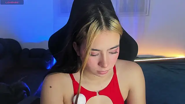 Snapshot of Aishelyng chatting on 09.21.25 Aishelyng online show from 09.21.25