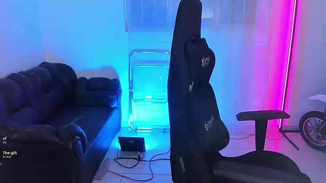 Snapshot of Aishelyng chatting on 09.26.25 Aishelyng online show from 09.26.25