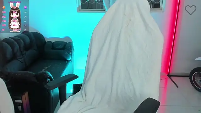 Snapshot of Aishelyng chatting on 09.30.25 Aishelyng online show from 09.30.25